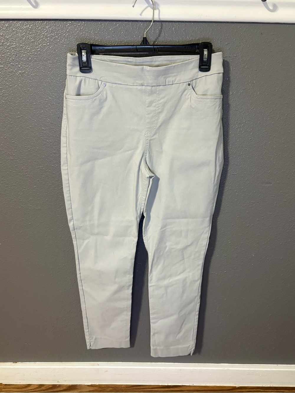 Chico's pants are a women's size 0R (US size 4) in a neutral stone gray(SKU 289)